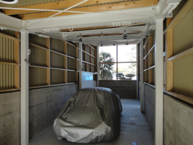 鉄骨とガルバリウム波板のガレージ、車庫