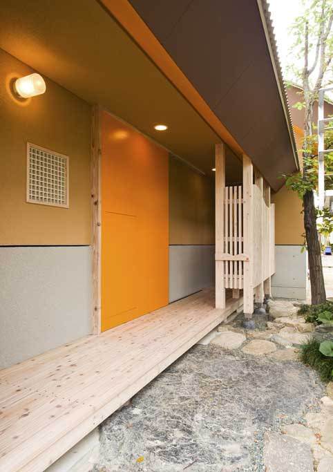 中庭、縁側からのアプローチ