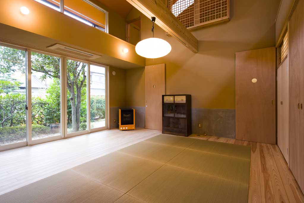 縁なし畳敷きの居間空間。建具はラワンフラッシュ引き戸。