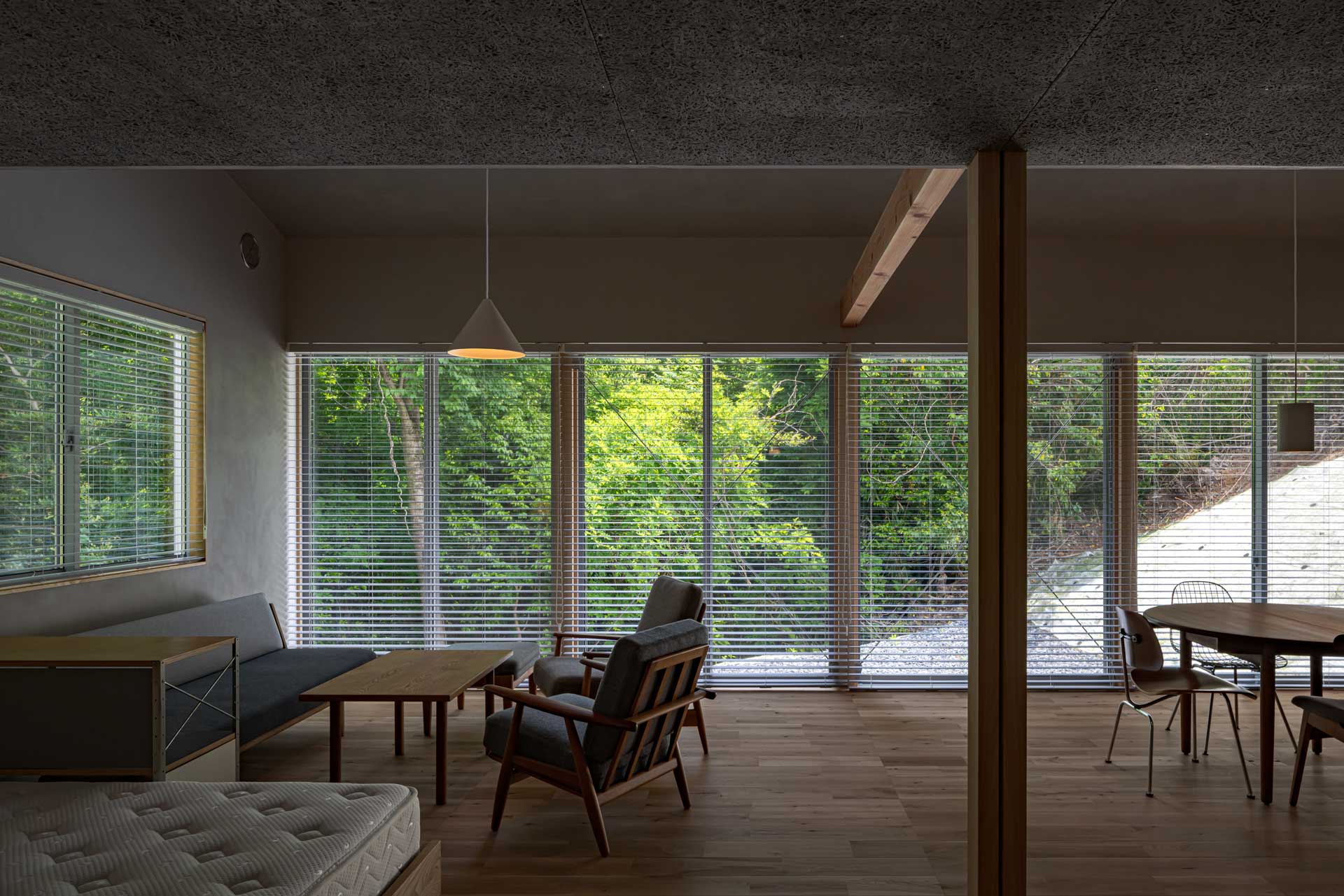 傾斜地の小さなの平屋